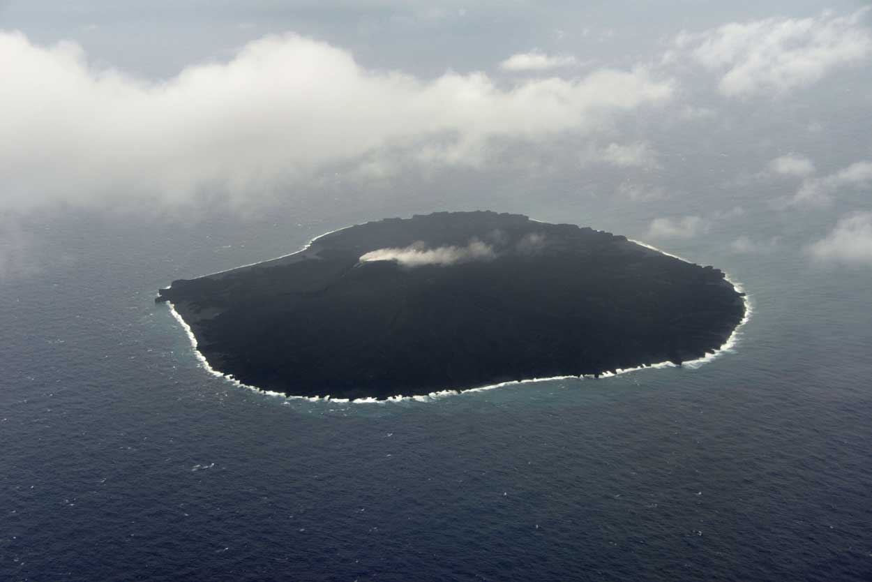 西之島（西ノ島）　新島　2016年4月14日　海上保安庁撮影