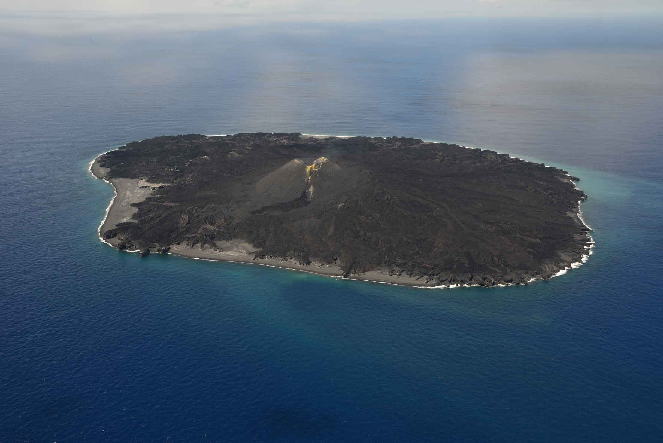 西之島（西ノ島）　新島　2016年5月20日　海上保安庁撮影