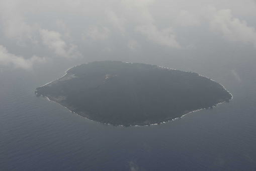 西之島　新島　（左側写真）　2016年7月19日　海上保安庁撮影
