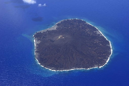 西之島　新島　（左側写真）　2016年8月18日　海上保安庁撮影