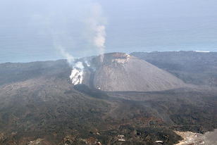 1年5ヶ月ぶりに噴火が確認された 西之島 （新島）　2017年4月20日　海上保安庁撮影