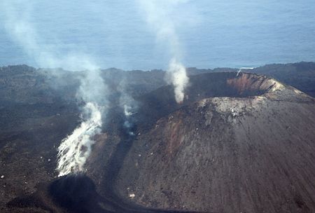 東京都小笠原諸島 西之島（西ノ島）で確認された噴火の様子（拡大）　2017年4月20日午後2時30分頃　（海上保安庁撮影）