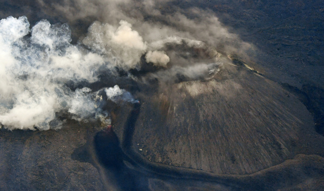 西之島（西ノ島（新島）噴火口の様子　激しく噴煙や噴石を噴出しています　火口付近　2017年4月21日午前9時18分撮影