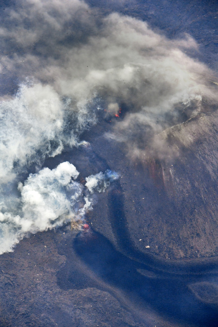 西之島（西ノ島（新島）噴火口の様子　2ヵ所の火口には、灼熱色の赤いマグマの様子がはっきりと捕らえられています　溶岩を噴出す火口　2017年4月21日午前9時18分撮影