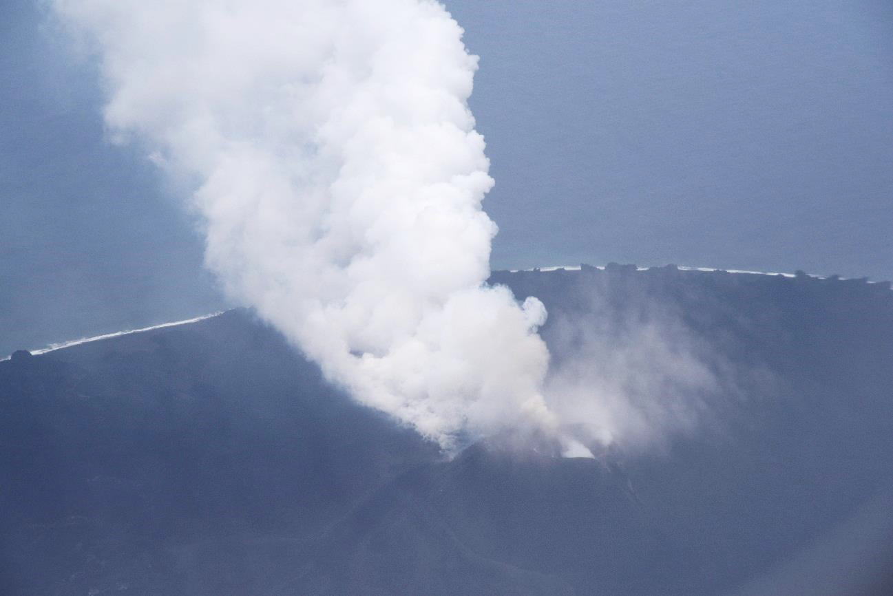 西之島（新島）噴火の様子　2017年4月21日　（海上保安庁撮影）