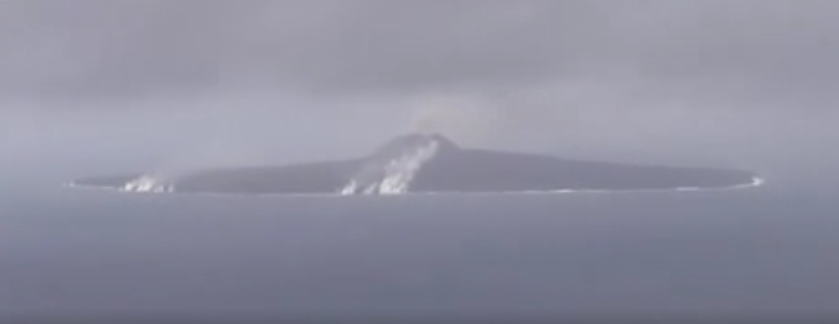 海岸線 2ヵ所（写真左端、中央）に到達して、激しく水蒸気を上げる西之島（西ノ島）（新島）の溶岩流　2017年4月27日　（海上保安庁撮影）