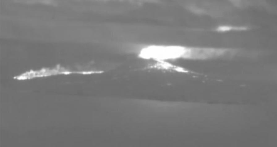 赤外線画像で見る西之島（西ノ島）（新島）の激しい噴火の様子と溶岩流　2017年4月27日　（海上保安庁撮影）