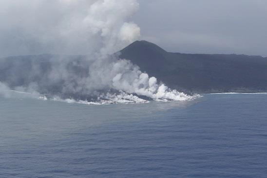 西之島 新島 南西岸の溶岩流入状況 2017年5月24日 海上保安庁撮影