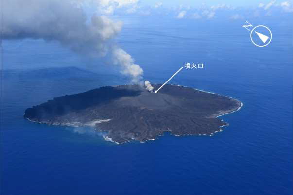 西之島 新島 火砕丘での噴火と拡大した溶岩流 2017年6月29日 海上保安庁撮影