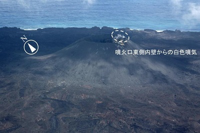 西之島　新島　火砕丘中央の噴火口東側内壁からの白色噴気　（2017年10月7日撮影）