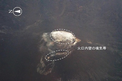 西之島　新島　火砕丘中央火口内壁の噴気帯　（2017年11月14日撮影）