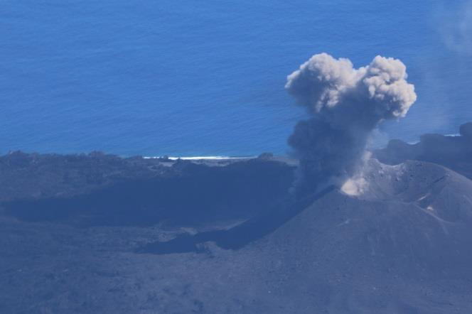 西之島 新島 火砕丘東側斜面から噴煙が噴出している　（2018年7月13日撮影）