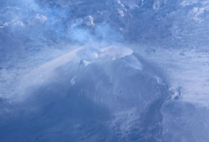 西之島　新島　火砕丘中央の噴気と溶岩流