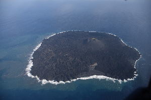 西之島 新島 全景　（左側写真）2019年1月31日