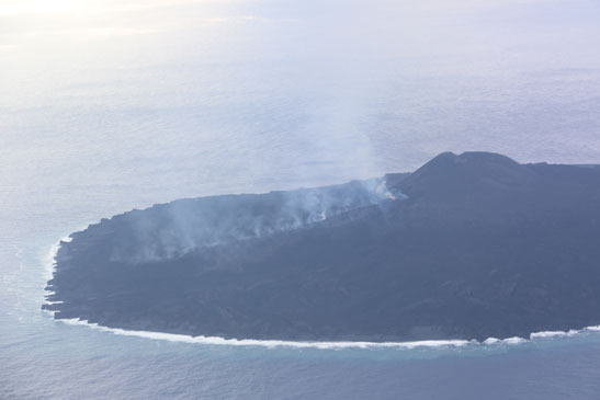 西之島 新島 溶岩流　（右側写真）