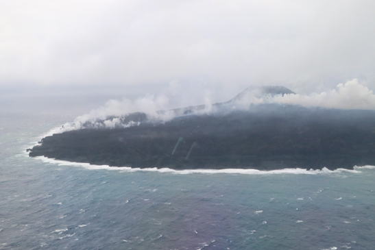 西之島 新島 東側溶岩遠景　（左側写真）