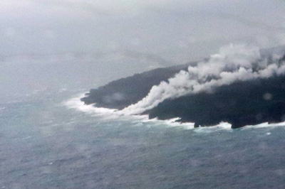 西之島 新島 東側溶岩先端　（右側写真）