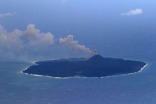 西之島 新島 全景　（左側写真）