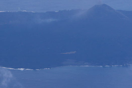 西之島 旧島 周辺　（右側写真）