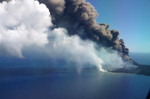 2020年6月15日 西之島 新島 噴煙　（右側写真）