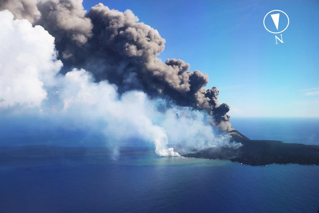 西之島　新島　灰褐色から黒褐色の噴煙が連続的に噴き出しており、高度約2000mまで上がっている