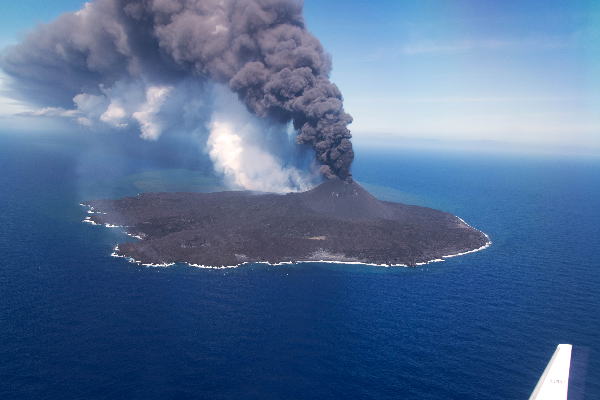 2020年6月19日 西之島 新島 全景1　（左側写真）