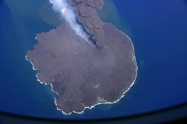 2020年6月19日 西之島 新島 全景2　（右側写真）