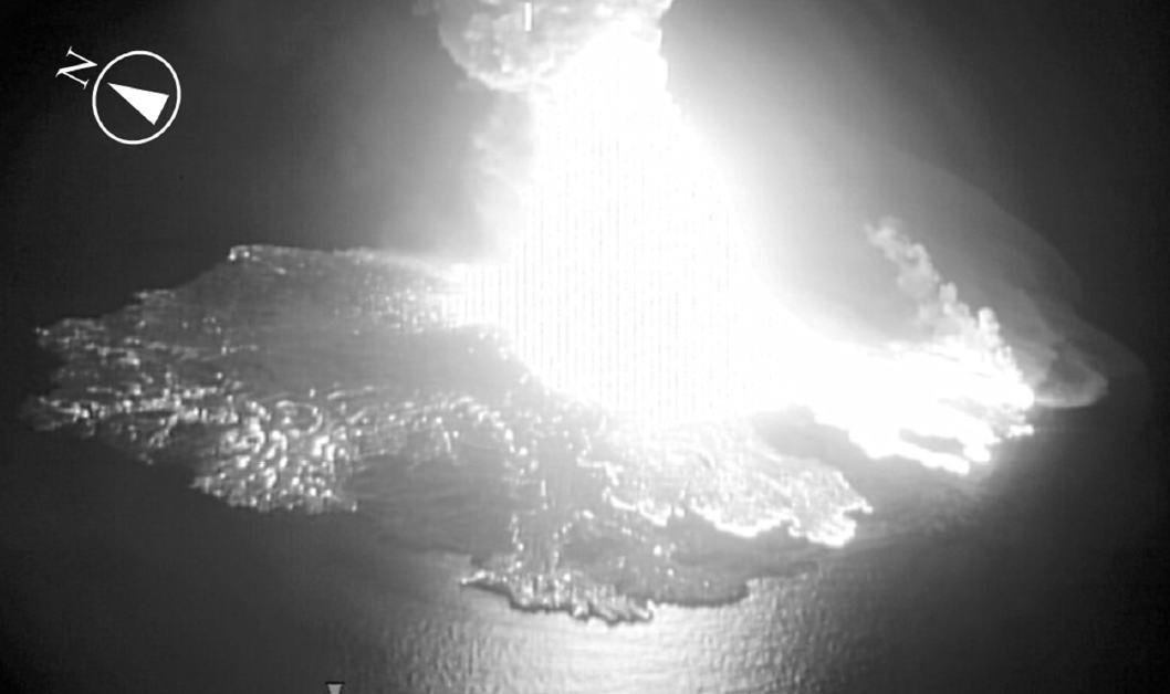 西之島　新島　溶岩が南西岸から海に流入　（熱赤外線画像）　（2020年6月15日撮影）