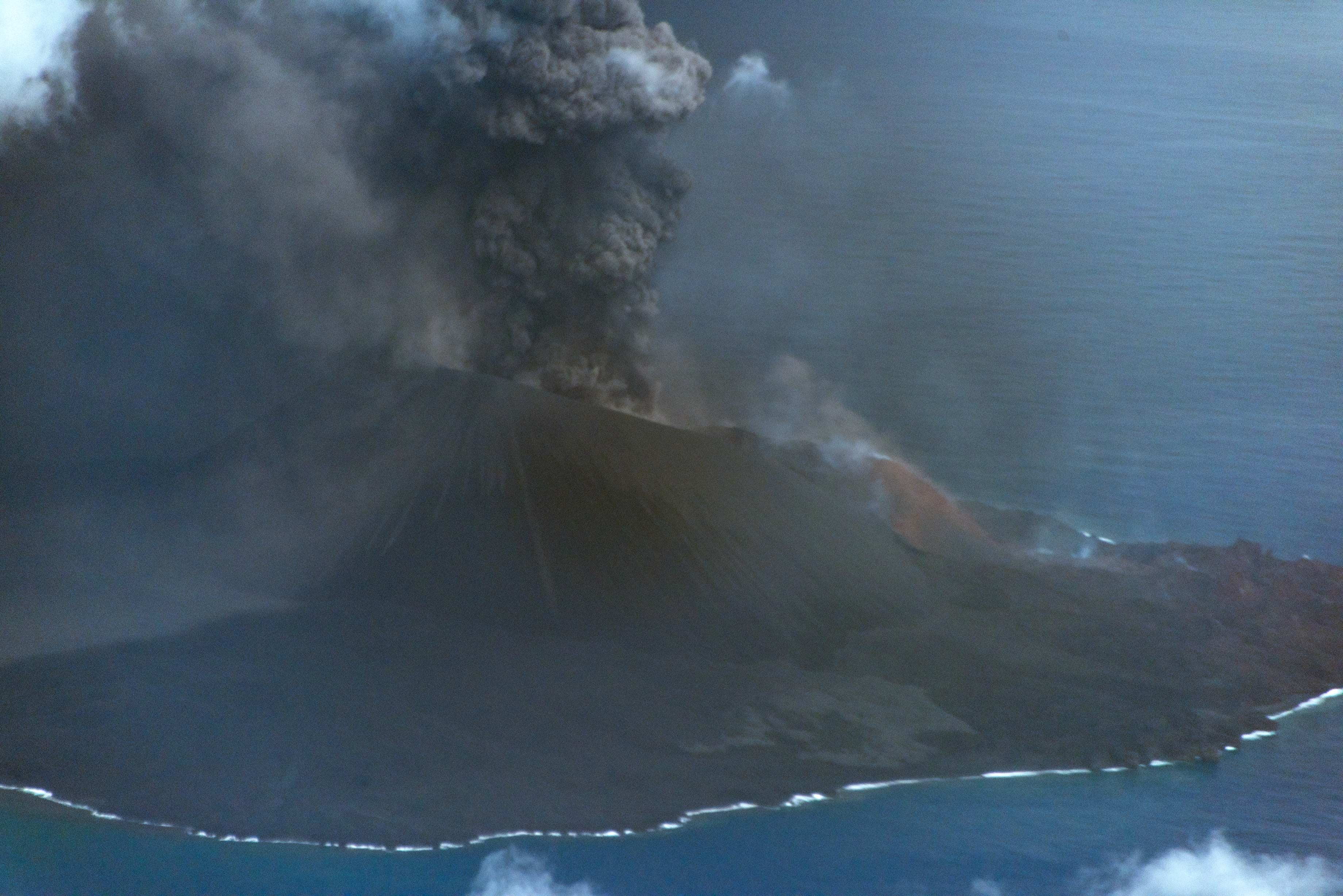 西之島　新島　火砕丘周辺 （2020年7月20日撮影）