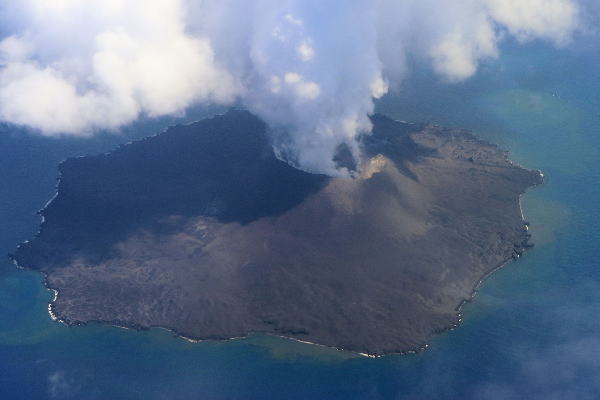 西之島 新島 全景　（左側写真）