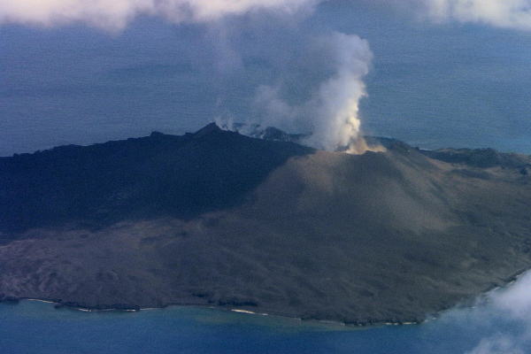 西之島 新島 火砕丘　（右側写真）