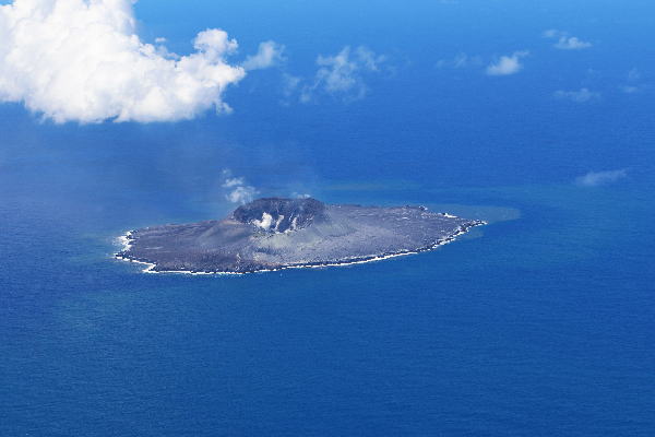 西之島 新島 全景（南）　（左側写真）