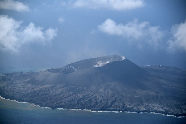 西之島 新島 火砕丘東部　（右側写真）