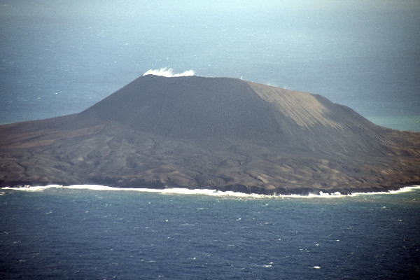 西之島 新島 火砕丘北西部　（右側写真）
