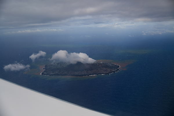 西之島 新島 遠景　（左側写真）