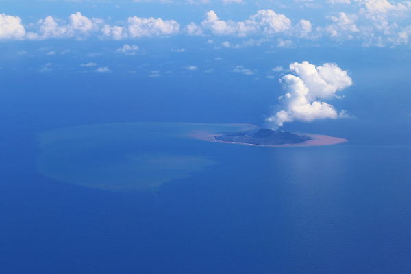 2021年11月1日 西之島 新島 遠景　（左側写真）
