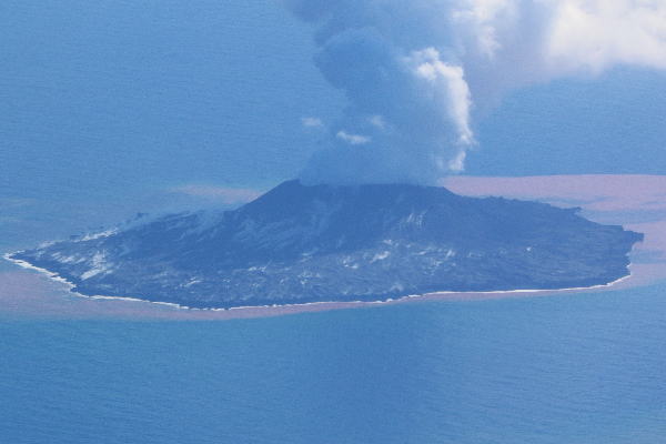 2021年11月1日 西之島 新島 西方から撮影　（右側写真）