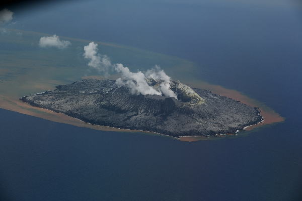 2022年3月15日 西之島 新島 南西方から撮影　（右側写真）