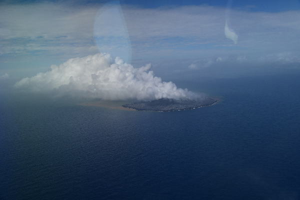 2022年3月29日 西之島 新島 遠景 南西方から撮影　（左側写真）