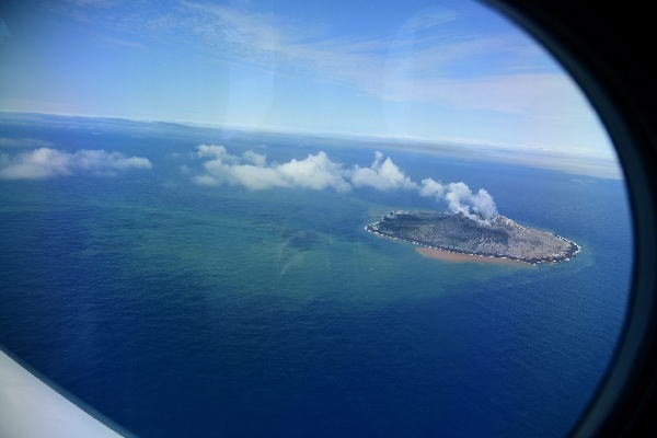 2021年4月18日 西之島 新島 遠景 南西方から撮影　（左側写真）