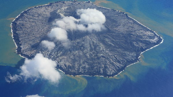 2022年5月16日 西之島 新島 遠景 北方から撮影　（右側写真）