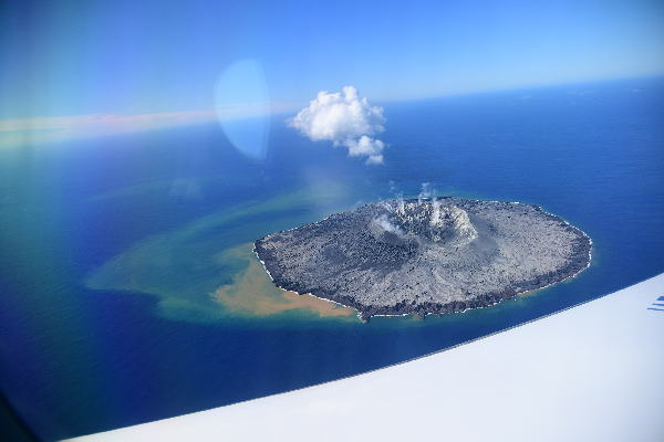 2022年6月17日 西之島 新島 遠景 南南西方から撮影　（左側写真）