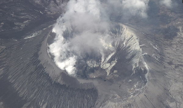 2022年8月23日 火砕丘中央火口南南西方から撮影　（右側写真）