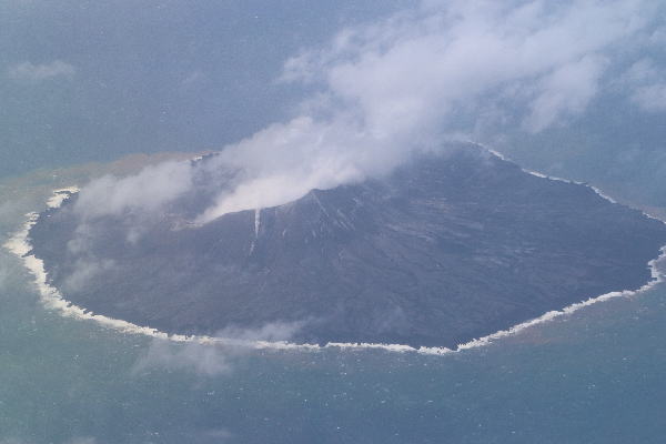 2022年9月16日 西之島 新島 東方から撮影　（左側写真）
