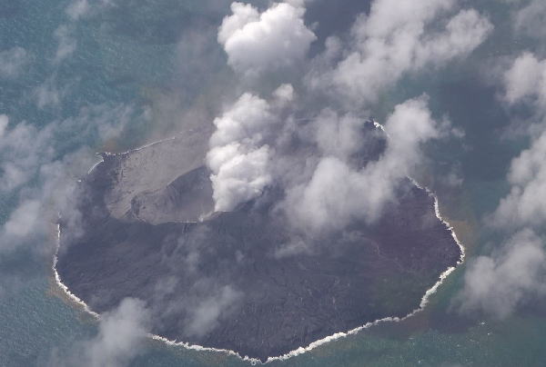 2022年10月12日 西之島 新島 東方から撮影　（左側写真）