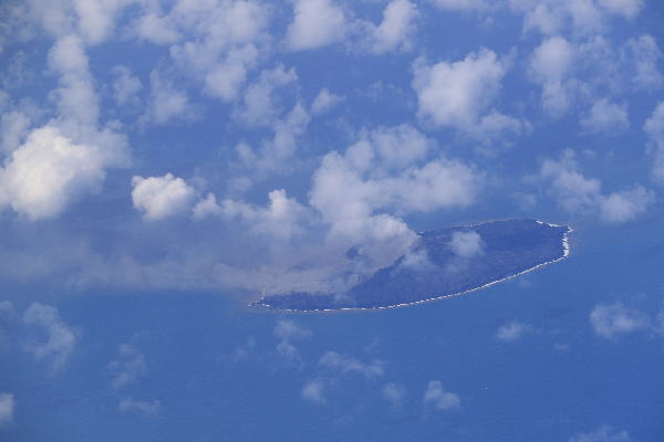 2022年10月12日 西之島 新島 南南東方から撮影　（右側写真