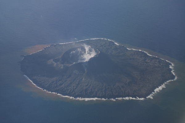 2022年11月25日 西之島 新島 東南東方から撮影　（左側写真）