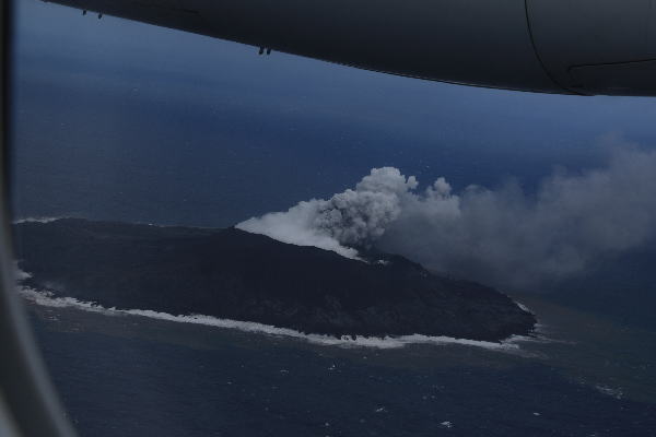2023年1月25日 西之島 新島 西方から撮影　（左側写真）