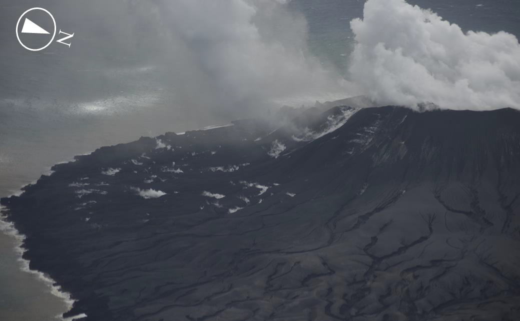 西之島　新島　西之島東側の噴気 （2023年１月25日撮影）