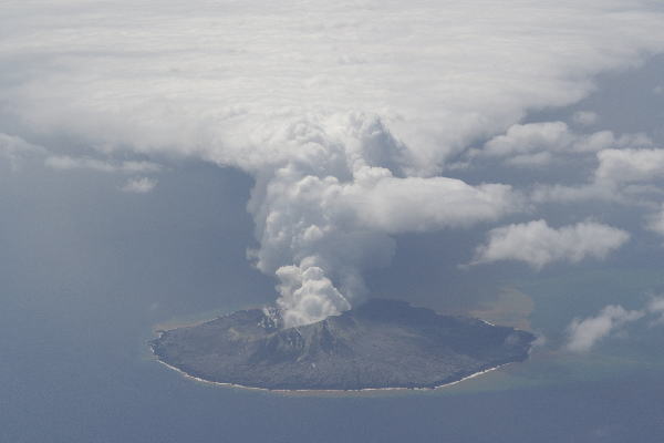 2023年4月14日 西之島 新島 東南東方から撮影　（左側写真）